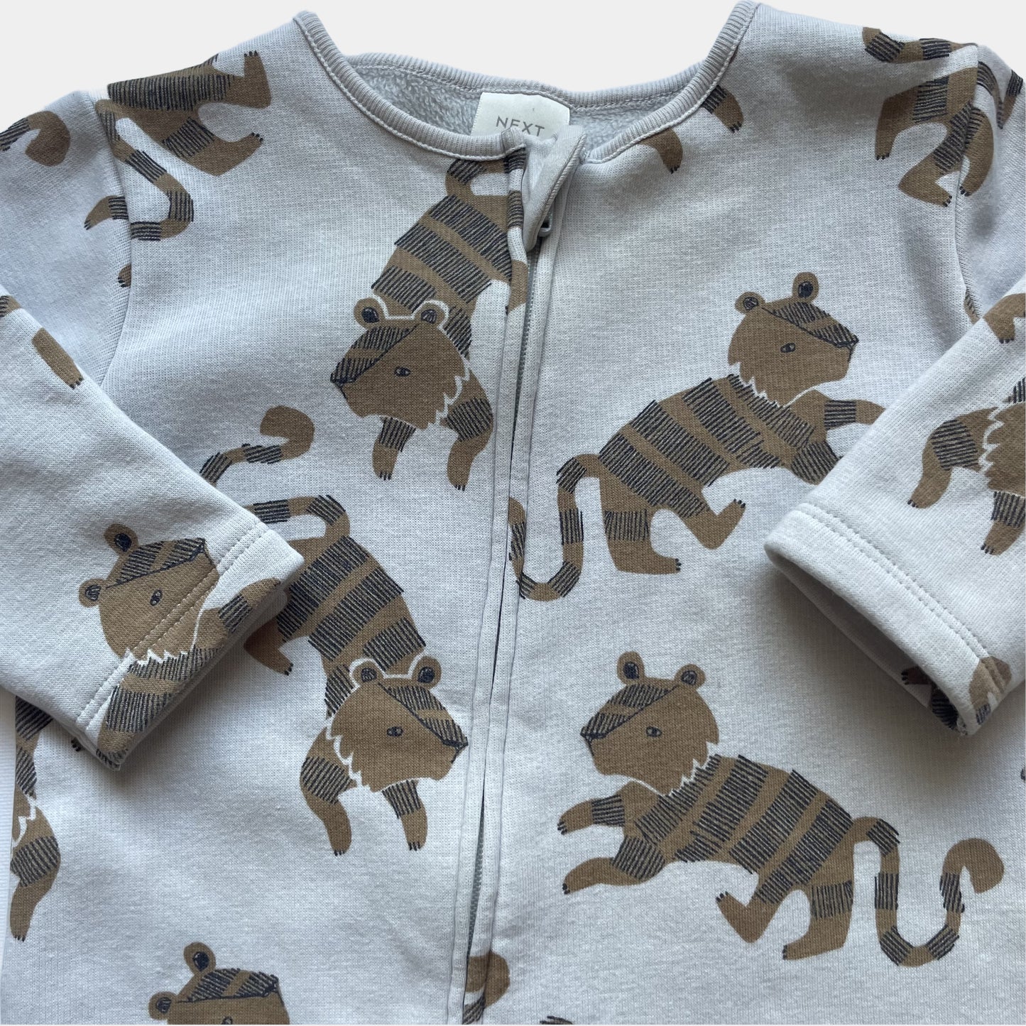 Grauer Overall mit Tiger-Print für Babys, 3-6 Monate, von Next – zip