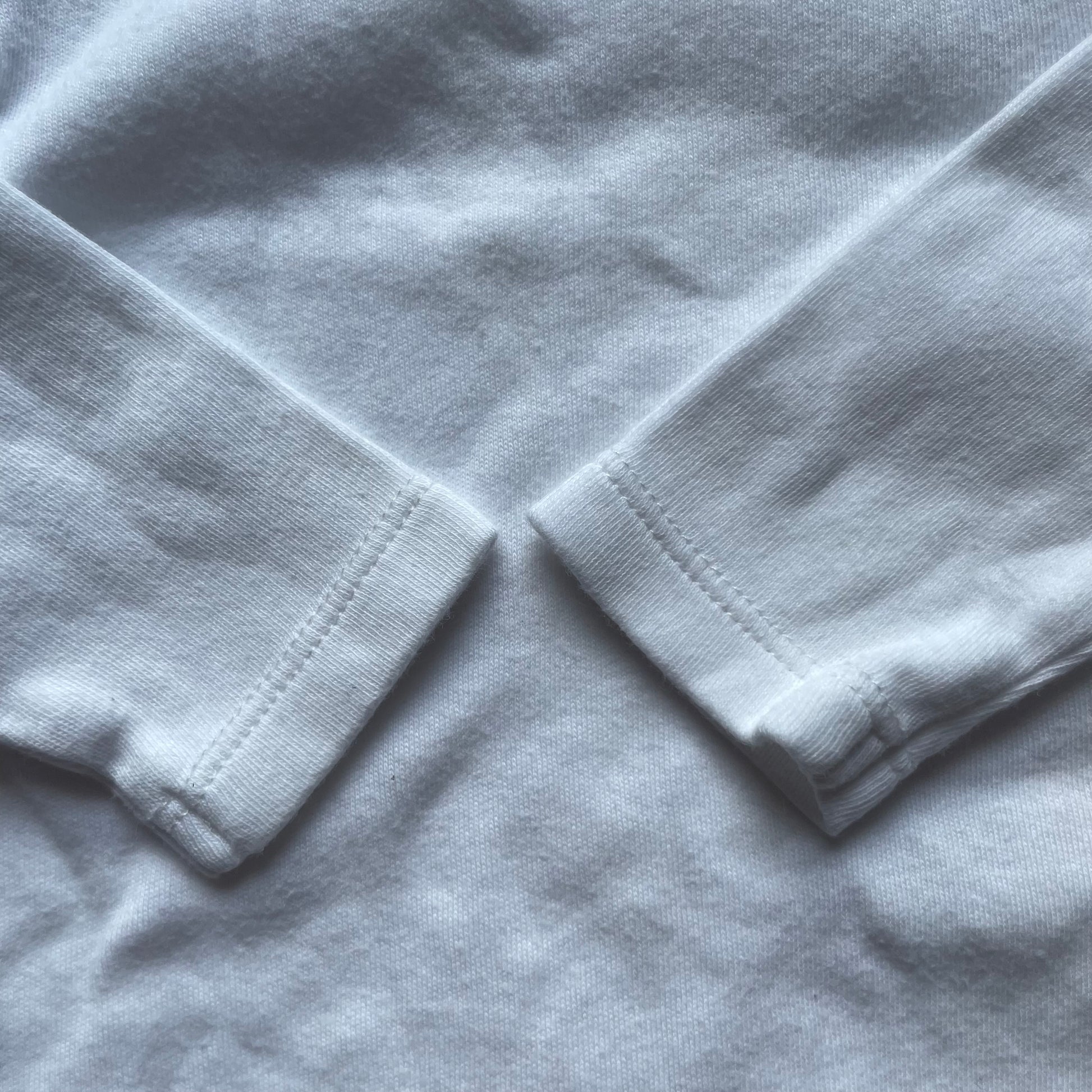Weißer Langarm-Body für Babys, Größe 3-6 Monate, 100% Baumwolle – detail