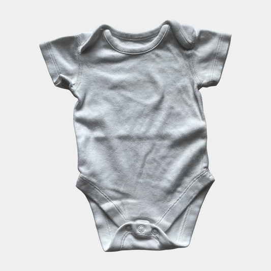Weißer Babybody aus Baumwolle mit kurzen Ärmeln und Druckknöpfen im Schritt. – front