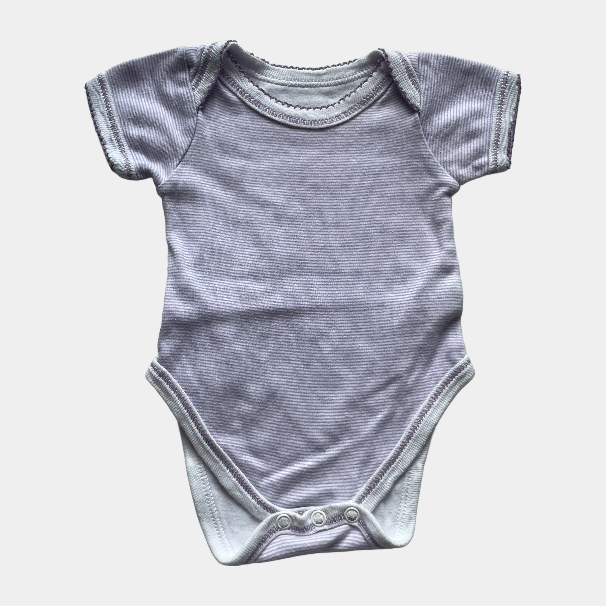 Lila gestreifter Baby-Body aus Baumwolle mit kurzen Ärmeln. – front