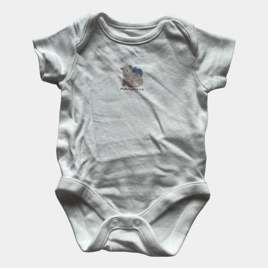 Weißer Baumwoll-Body mit Bärenmotiv für Neugeborene. – front