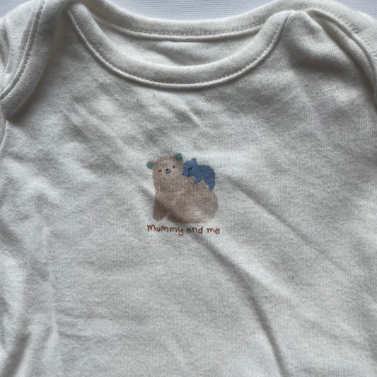 Weißer Baumwoll-Body mit Bärenmotiv für Neugeborene. – detail