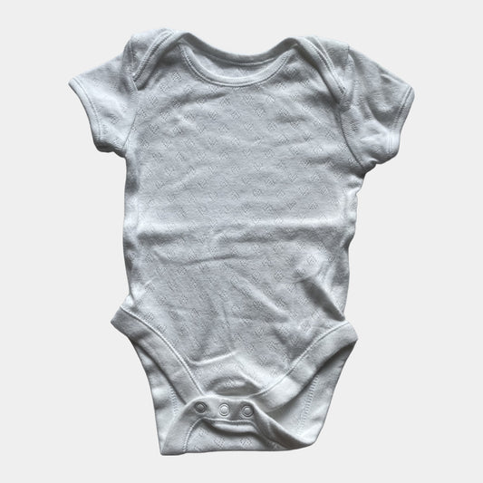 Weißer Baumwoll-Body mit kurzen Ärmeln, Größe 6-9 Monate. – front