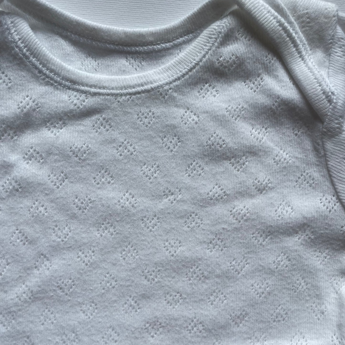 Weißer Baumwoll-Body mit kurzen Ärmeln, Größe 6-9 Monate. – detail