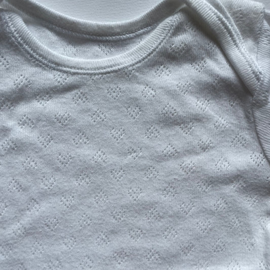 Weißer Baumwoll-Body mit kurzen Ärmeln, Größe 6-9 Monate. – detail