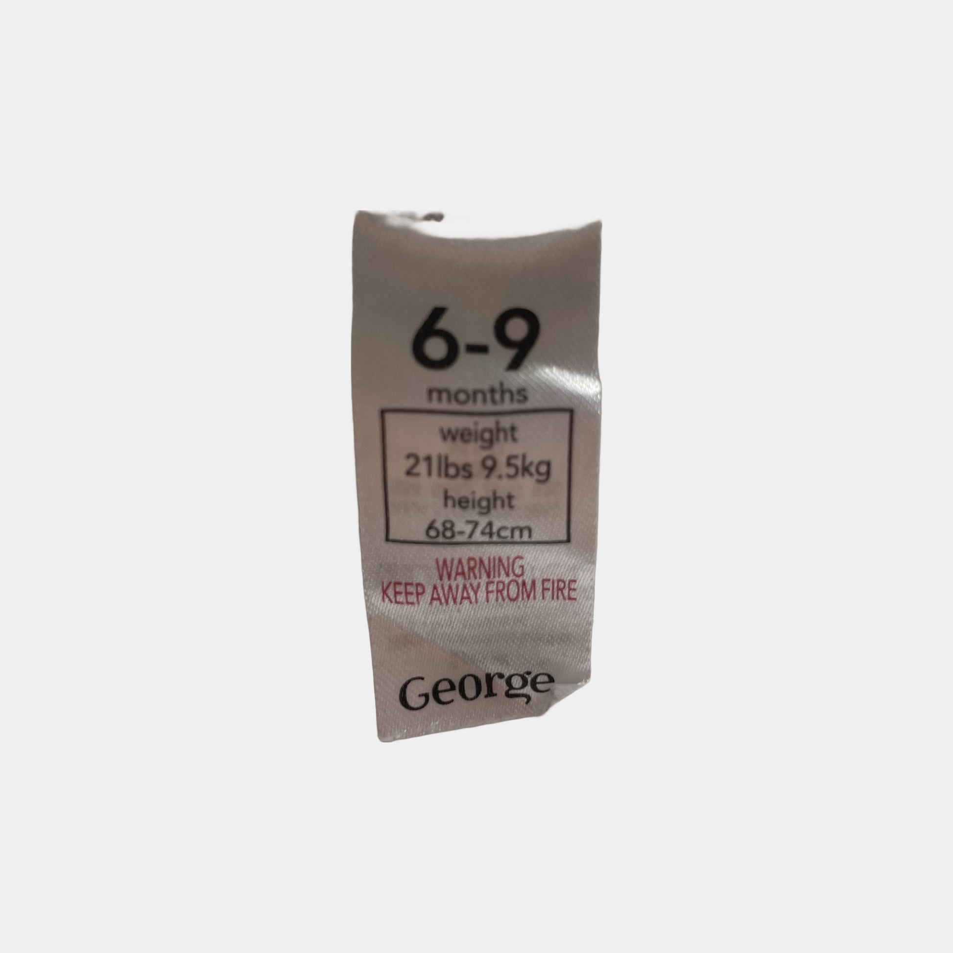 Weißer Baumwoll-Body mit kurzen Ärmeln, Größe 6-9 Monate. – label