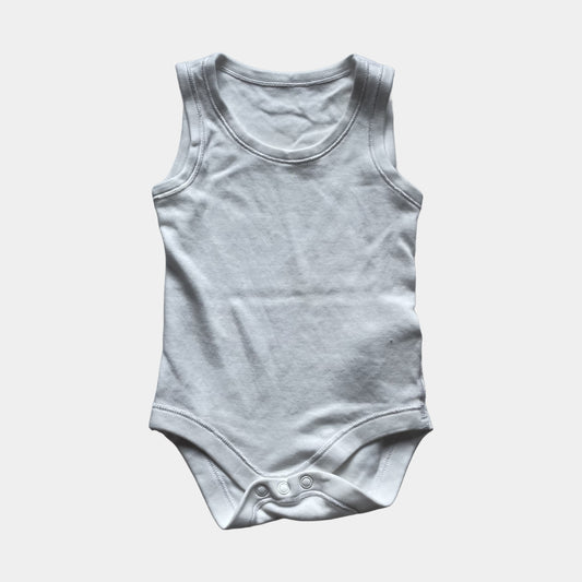 Weißer ärmelloser Body mit Druckknöpfen im Schritt – front