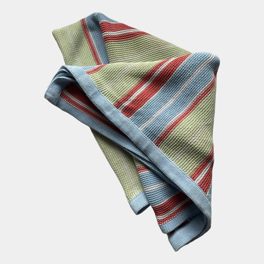 Bunte Babydecke mit Streifen in Grün, Blau und Rot.