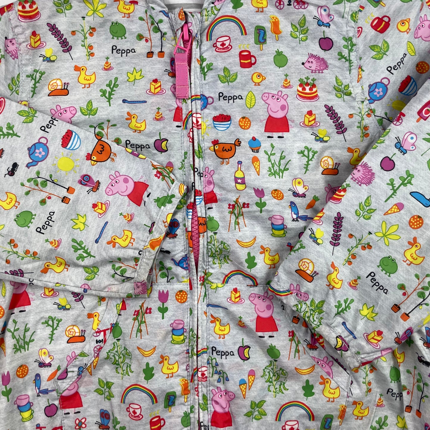 Mehrfarbige Regenjacke mit Kapuze und buntem Motiv – detail