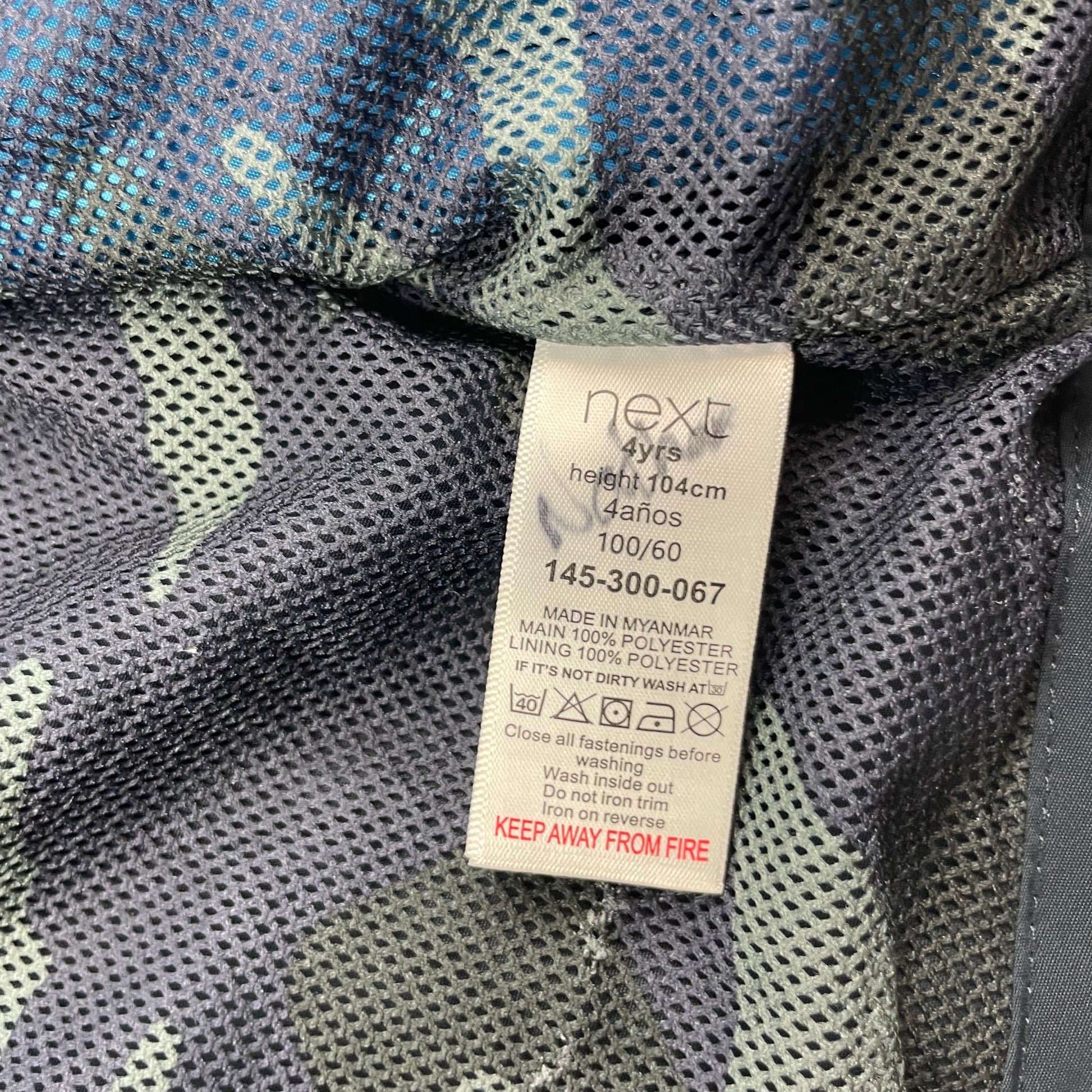 Blaue Softshelljacke für Jungen mit Kapuze und Reißverschlüssen, Größe 4 Jahre. – label