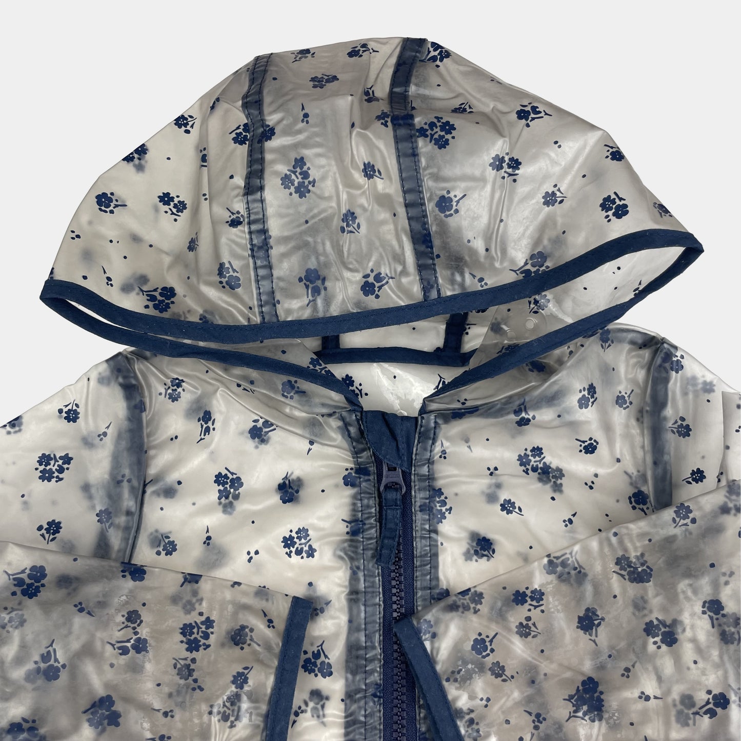 Transparente Regenjacke mit dunkelblauem Blumenmuster für Kinder – detail