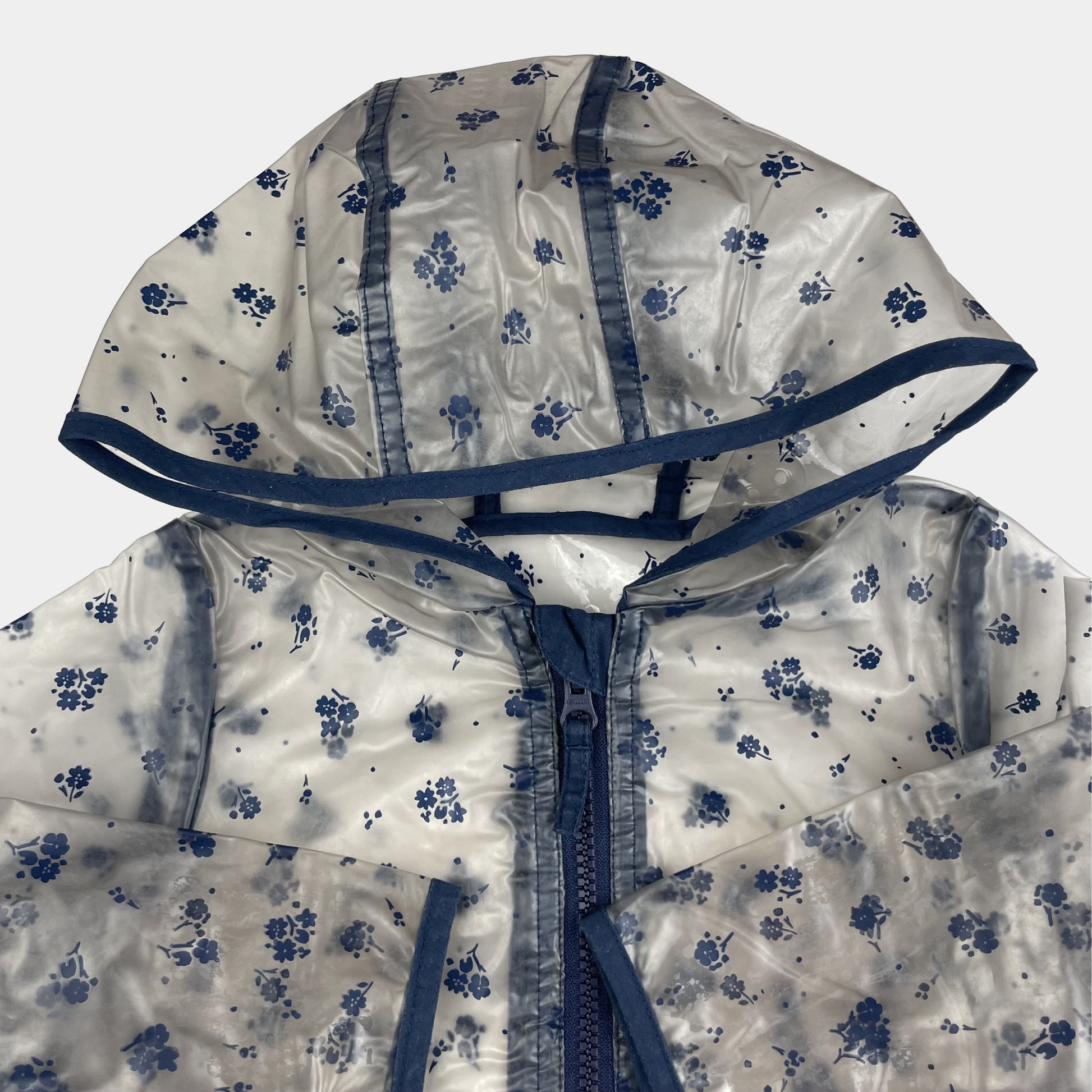 Transparente Regenjacke mit dunkelblauem Blumenmuster für Kinder – detail