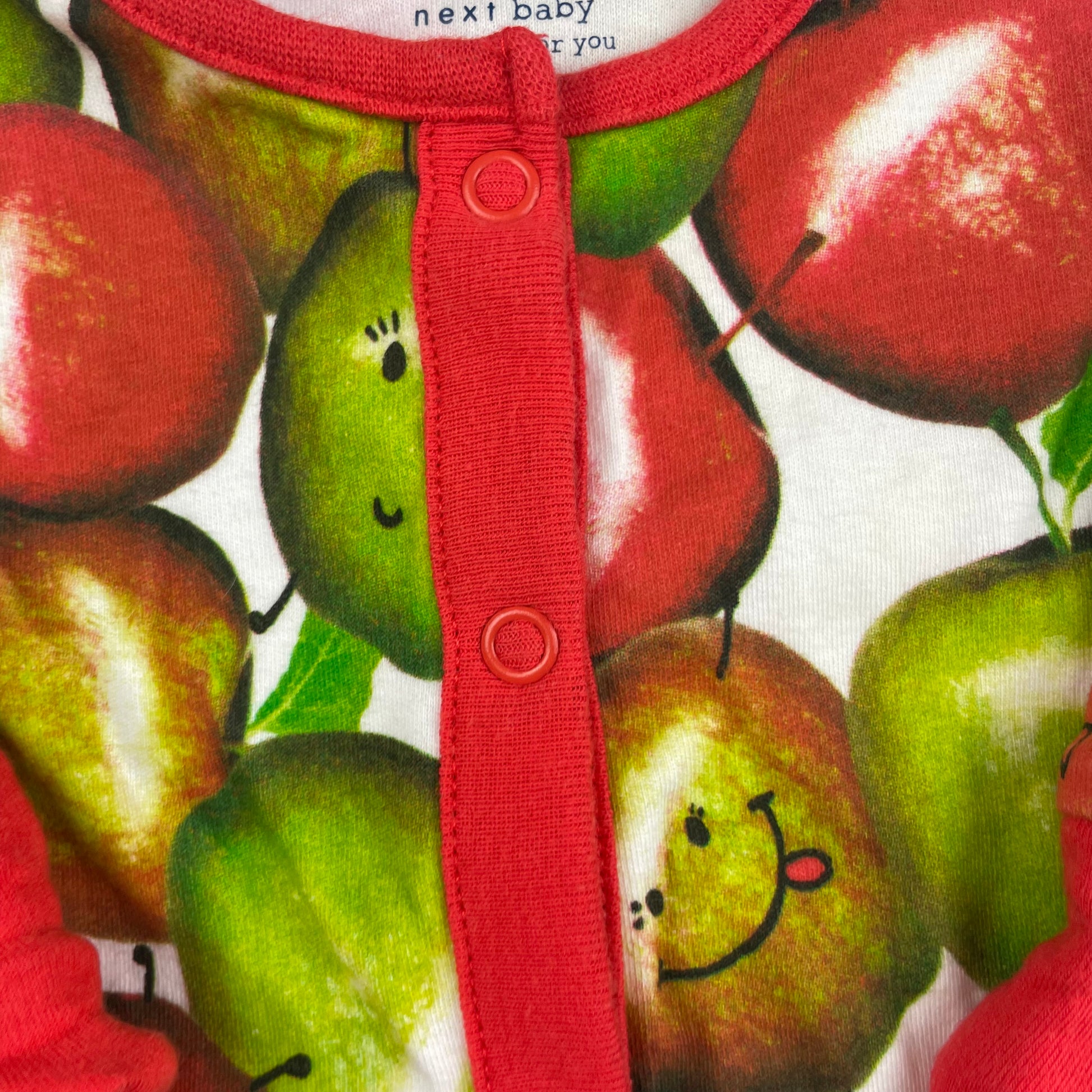 Bunter Baumwoll-Strampler mit Apfelmuster für Babys bis 1 Monat. – detail