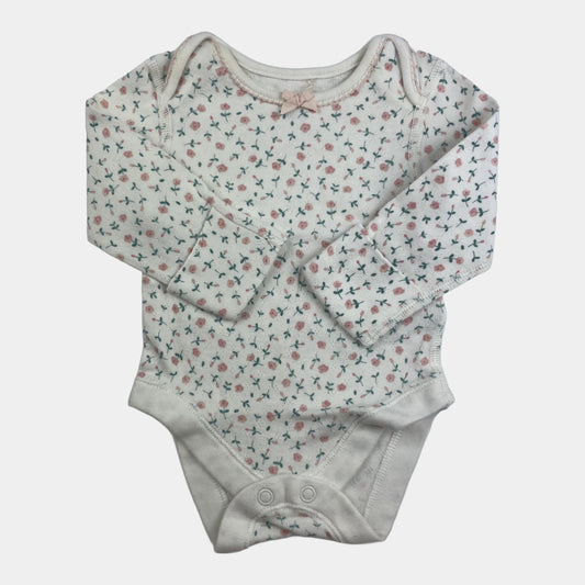 Weißer Body mit rosa Blumenmuster von M&S, Größe 1 Monat – front