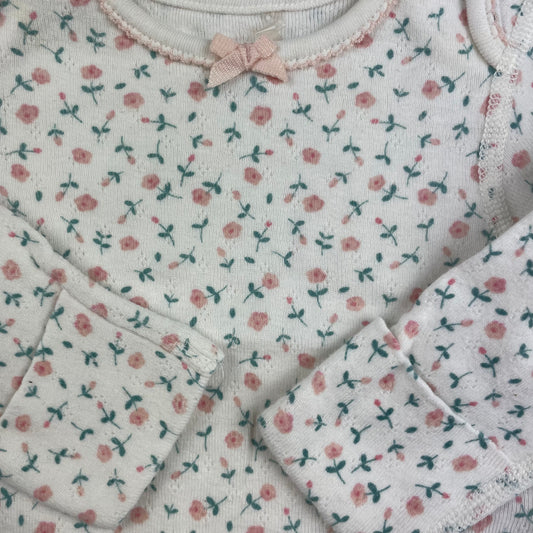 Weißer Body mit rosa Blumenmuster von M&S, Größe 1 Monat – detail