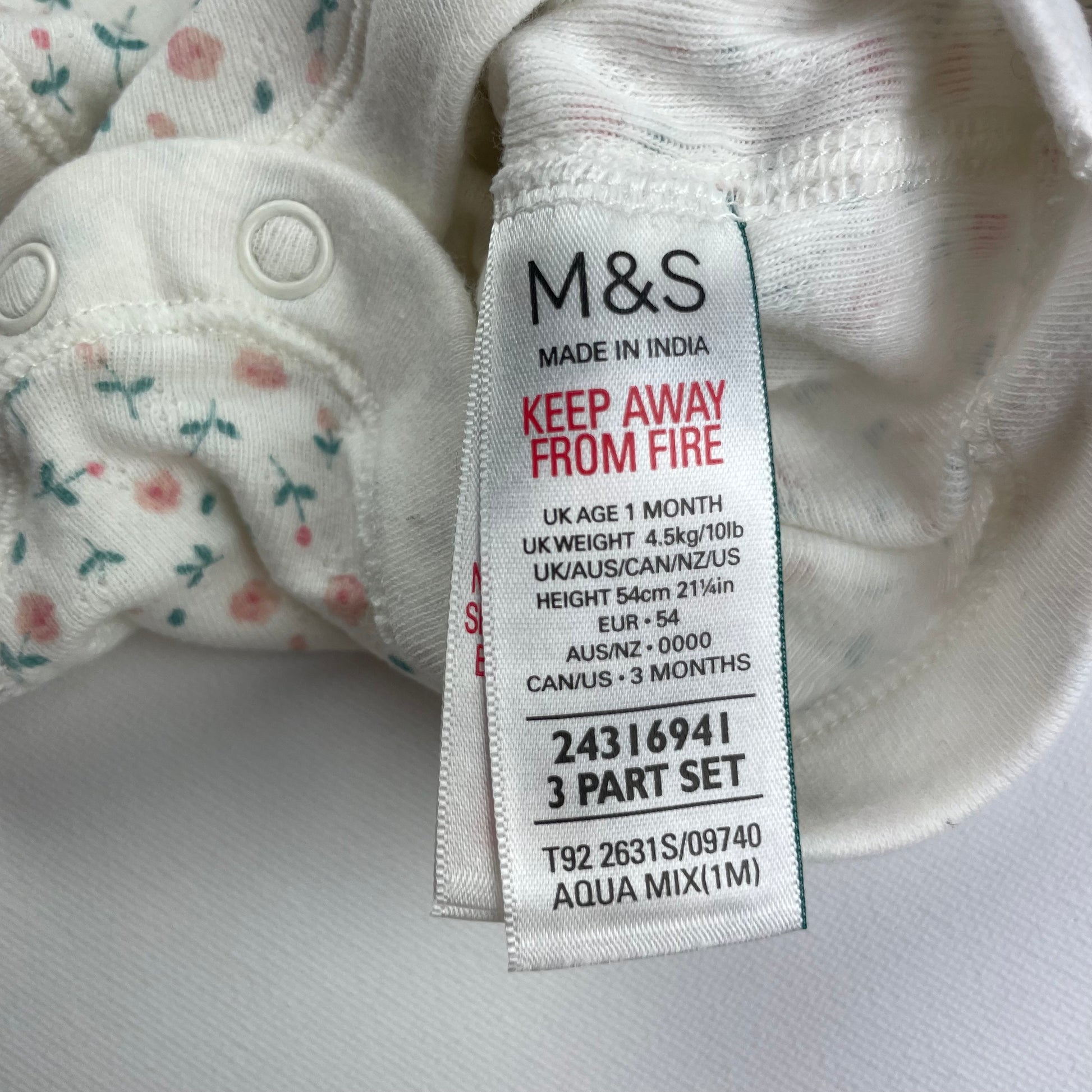 Weißer Body mit rosa Blumenmuster von M&S, Größe 1 Monat – label