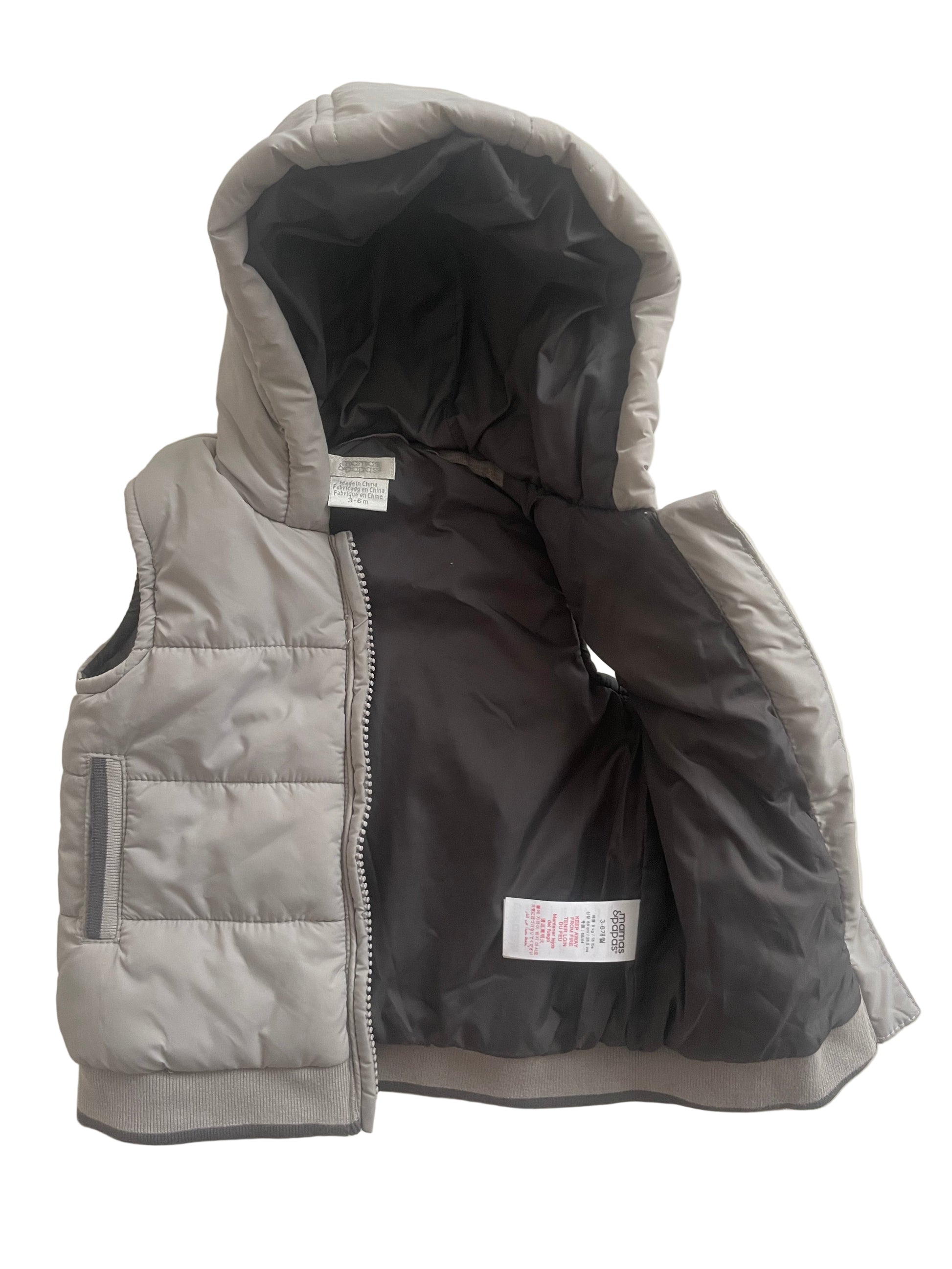 Graue Steppweste mit Kapuze von Mamas & Papas, Größe 3–6 Monate – inside