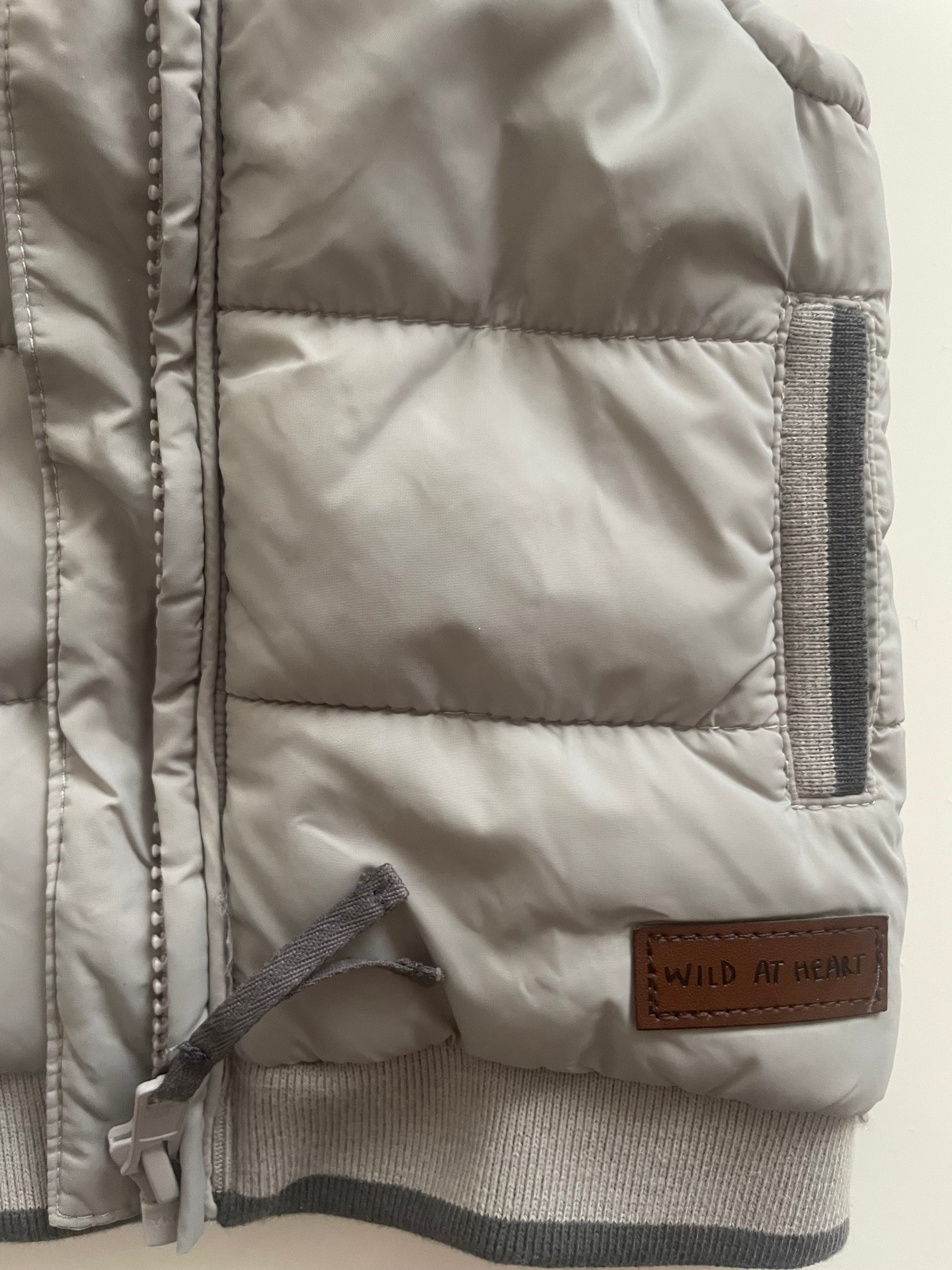 Graue Steppweste mit Kapuze von Mamas & Papas, Größe 3–6 Monate – detail