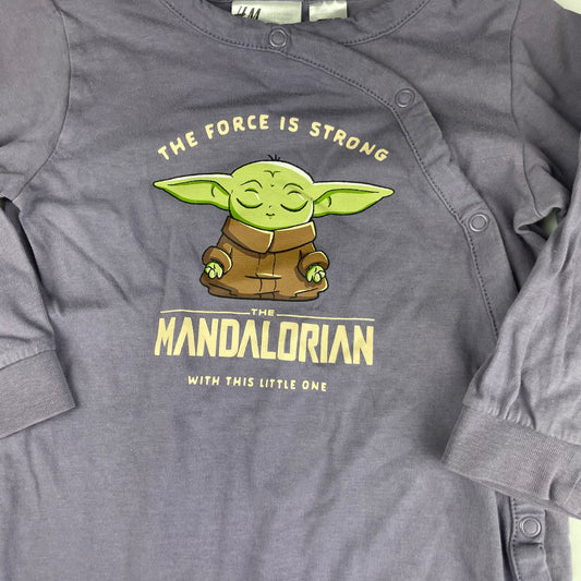 Lila Mandalorian Baby Overall mit Baby Yoda Aufdruck, Größe 12-18 Monate – label