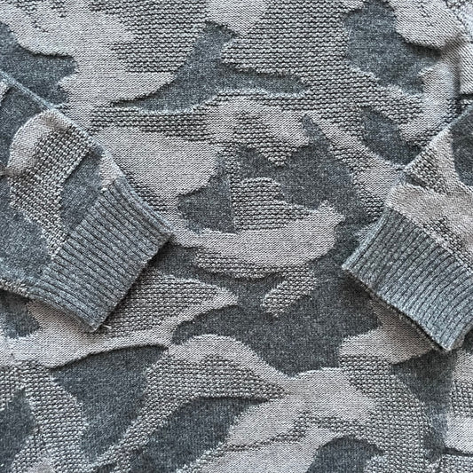 Grauer Camouflage-Pullover von Primark, Größe 86 (12–18 Monate) – detail