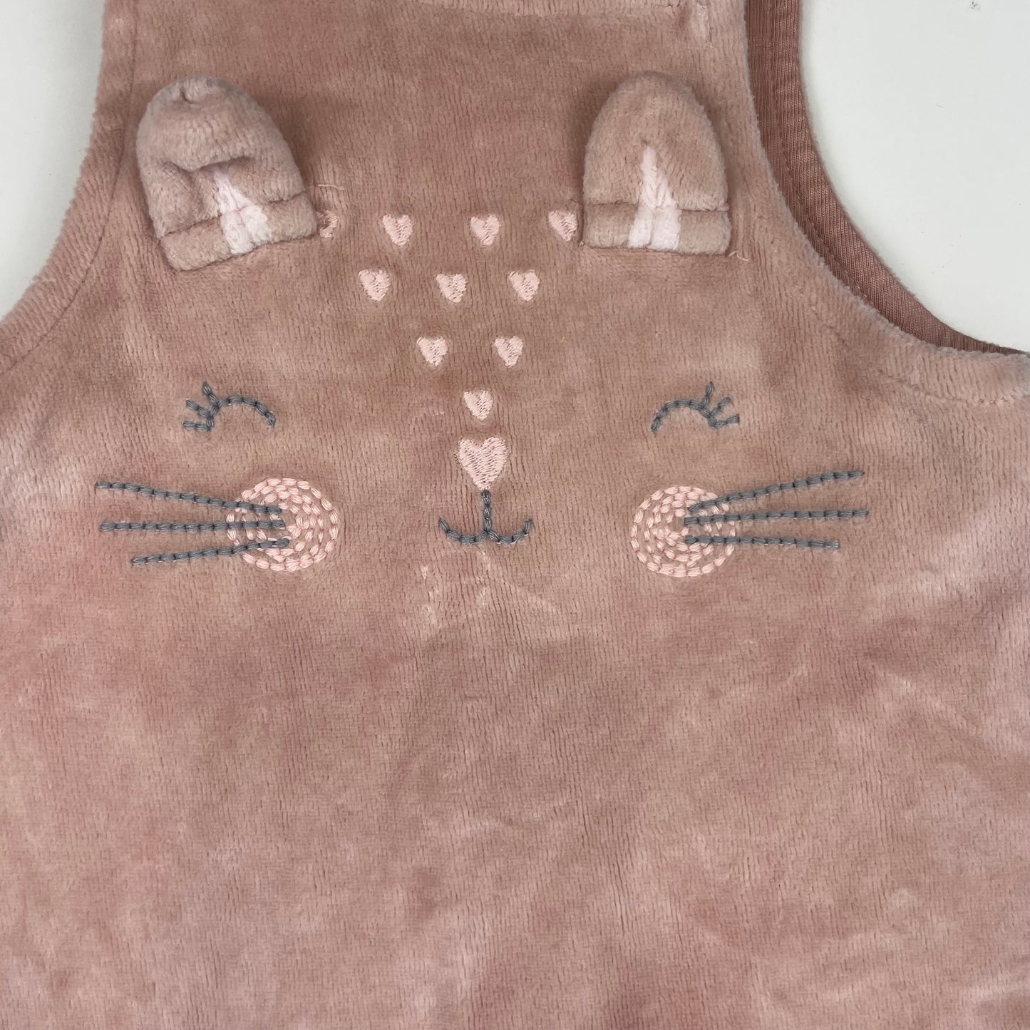 Rosa Baby-Overall mit Katzenapplikation von George, Größe 0–3 Monate – detail