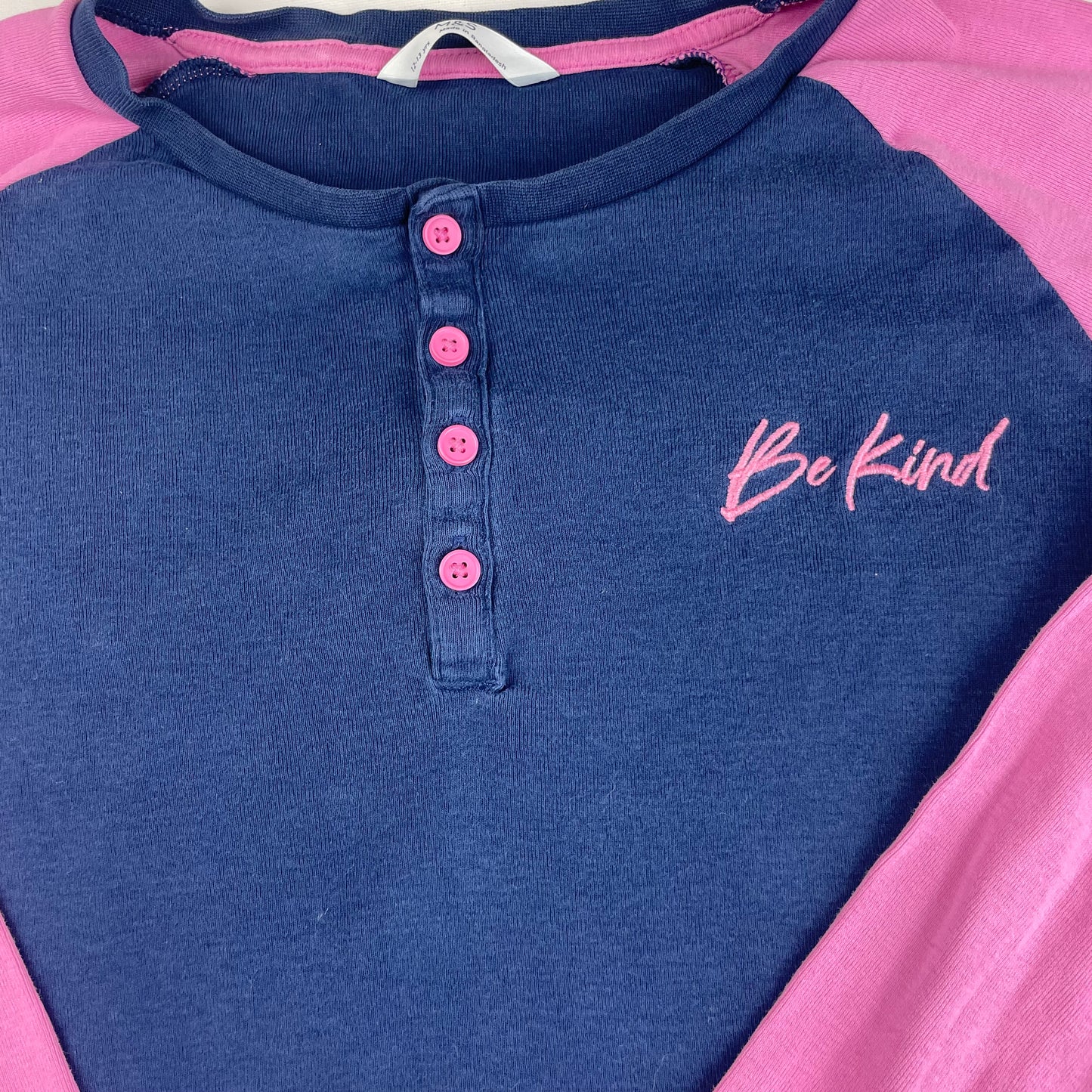 Blaues Langarmshirt mit pinken Akzenten und 'Be Kind' Aufdruck – detail