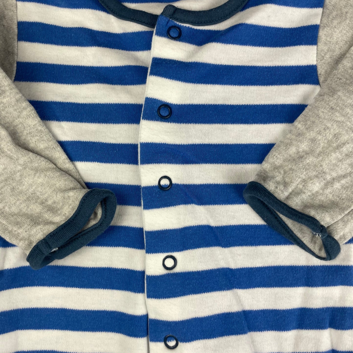 Blauer und weißer gestreifter Overall mit grauen Ärmeln aus Baumwolle – detail