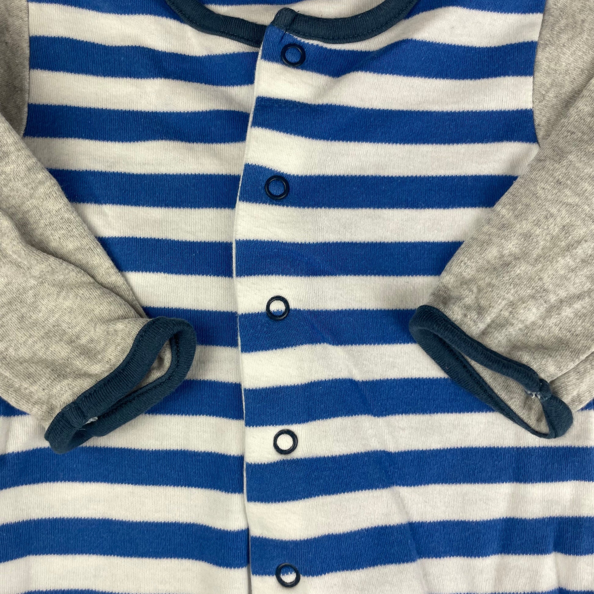 Blauer und weißer gestreifter Overall mit grauen Ärmeln aus Baumwolle – detail