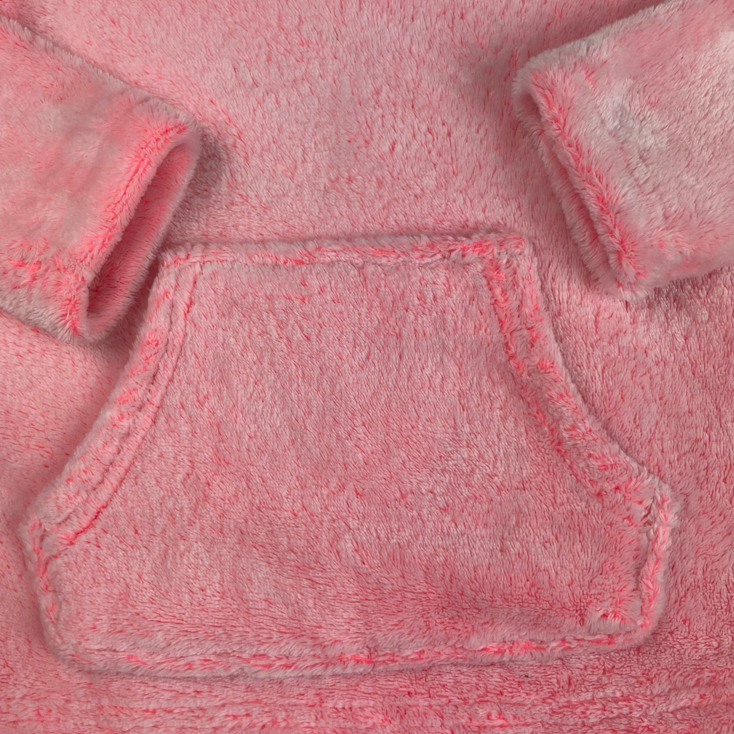 Rosa flauschiger Pullover für Kinder mit Kängurutasche – detail
