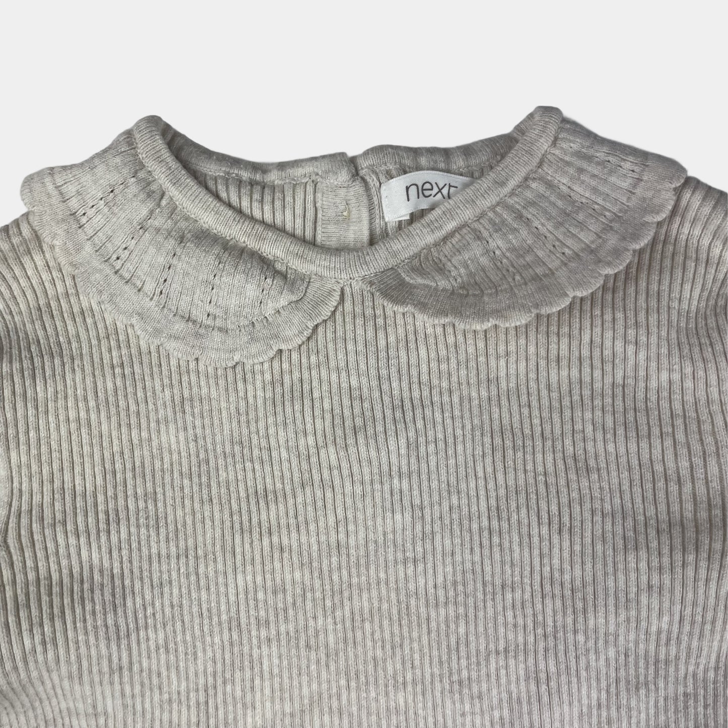 Beiger Baumwoll-Pullover mit Peter-Pan-Kragen, Größe 7 Jahre (ca. 122 cm) – detail