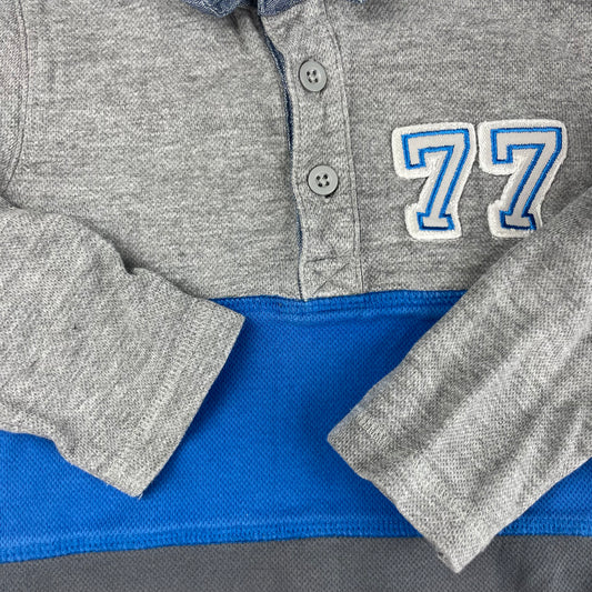 Grauer Kinderpullover mit blauem Streifen und 77-Aufdruck. – detail