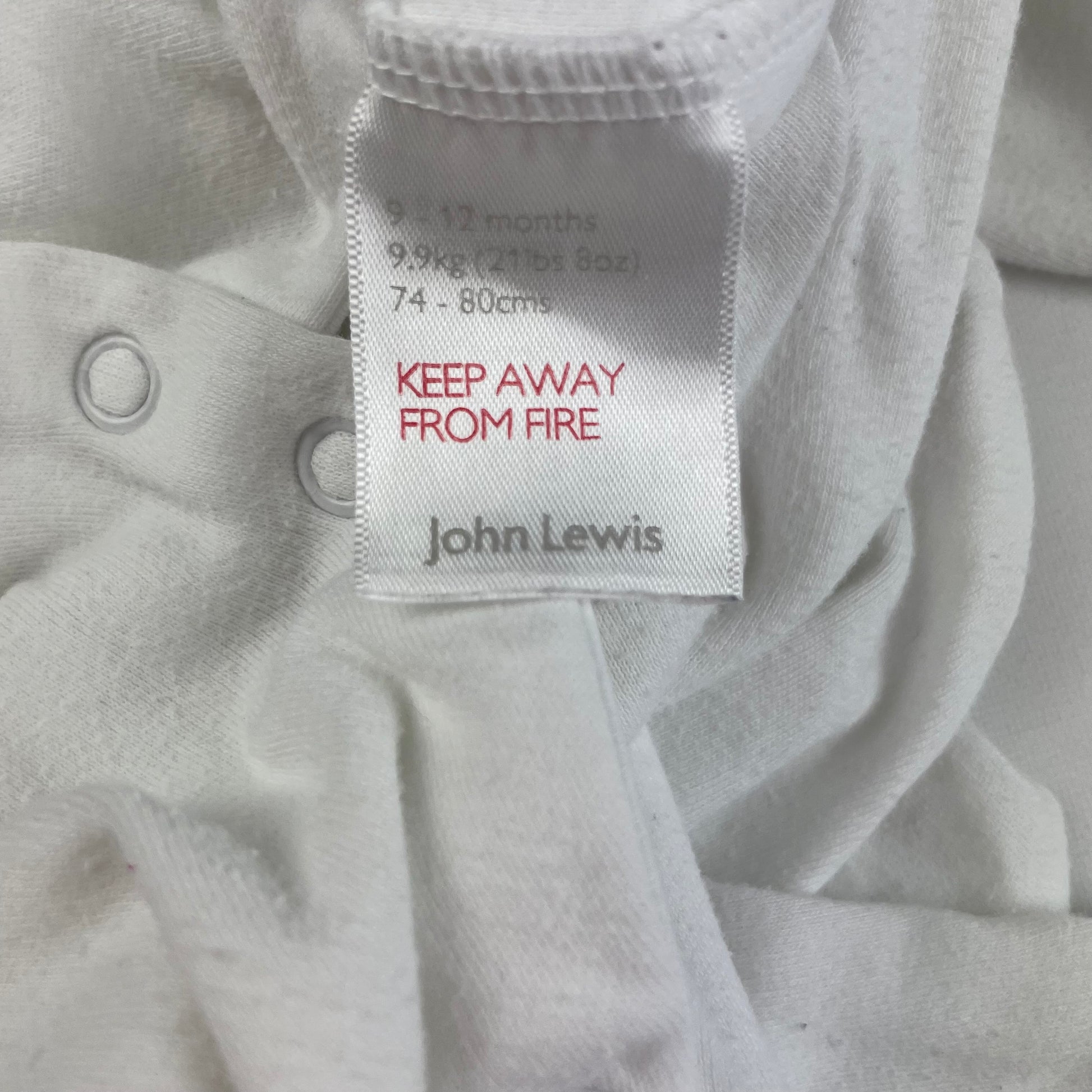 Weißer Baumwoll-Schlafanzug mit Füßen für Babys, 9-12 Monate – label