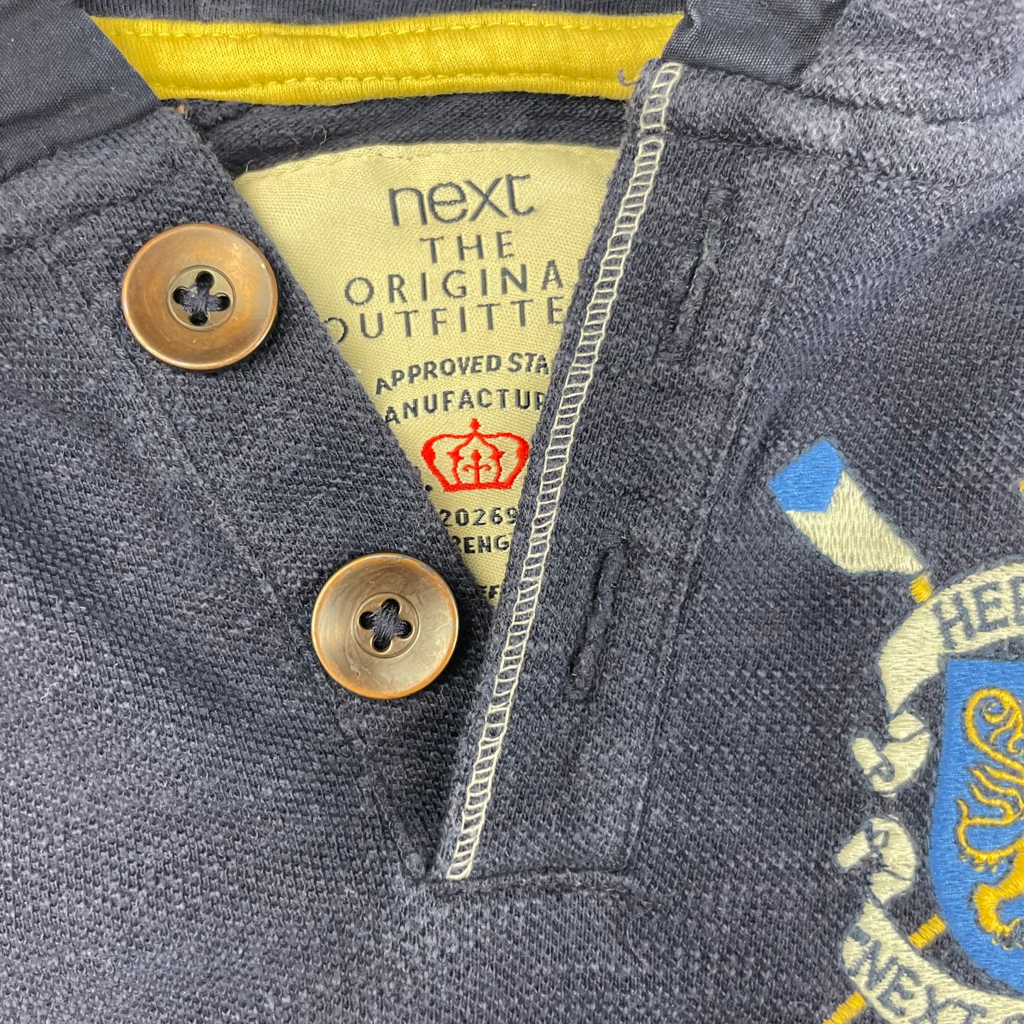 Dunkelblauer Kapuzenpullover mit Wappen und Ellenbogen-Patches – detail