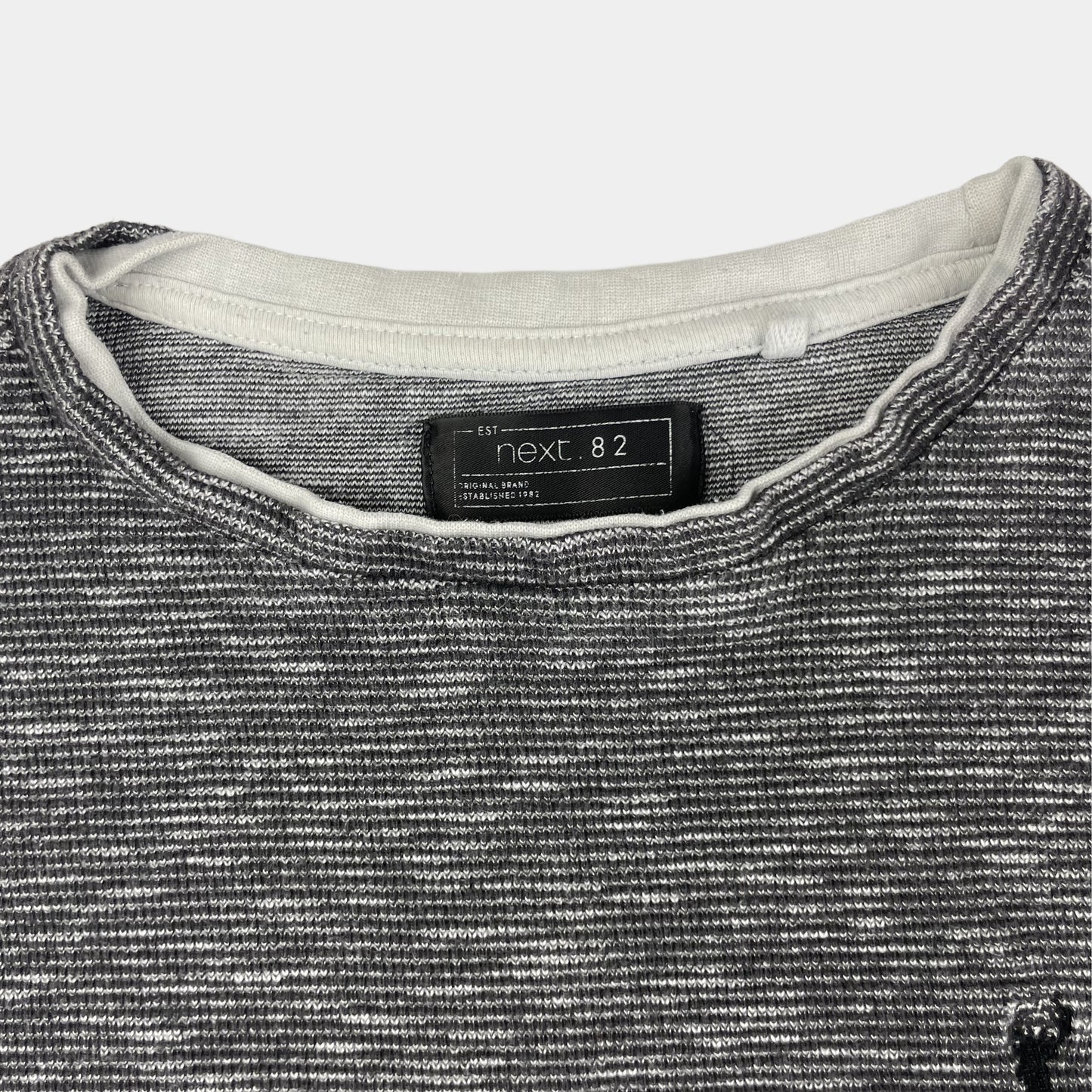 Grauer Baumwoll-Pullover mit gestreiftem Muster, Größe 12 Jahre. – detail