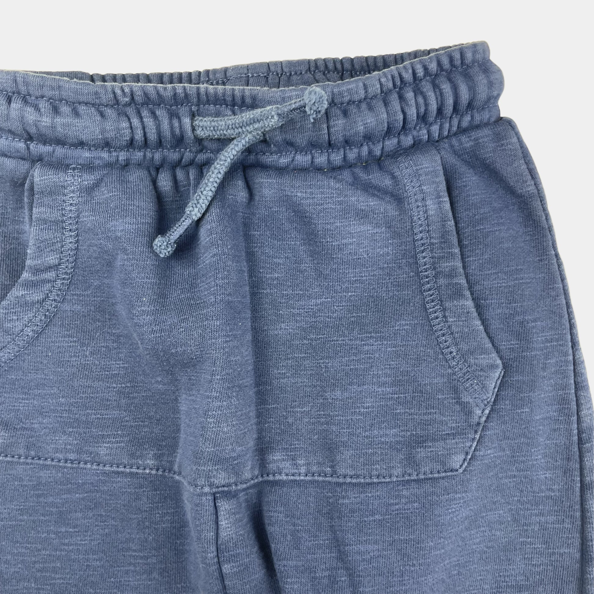 Blaue Jogginghose für Kinder mit elastischem Bund und Taschen. – detail