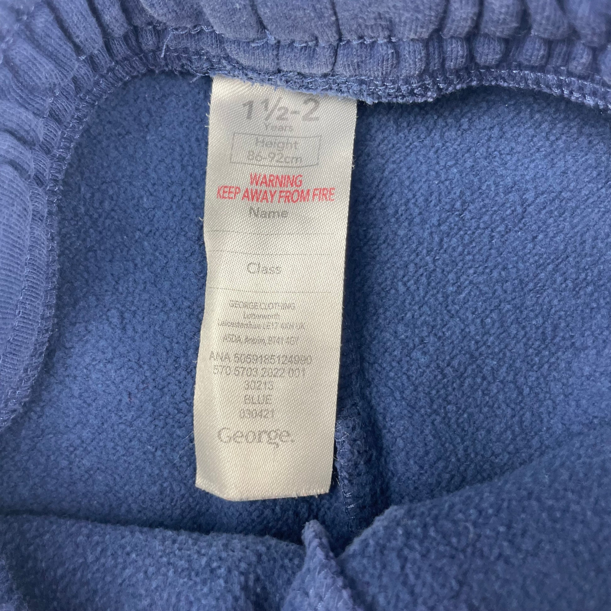 Blaue Jogginghose für Kinder mit elastischem Bund und Taschen. – label