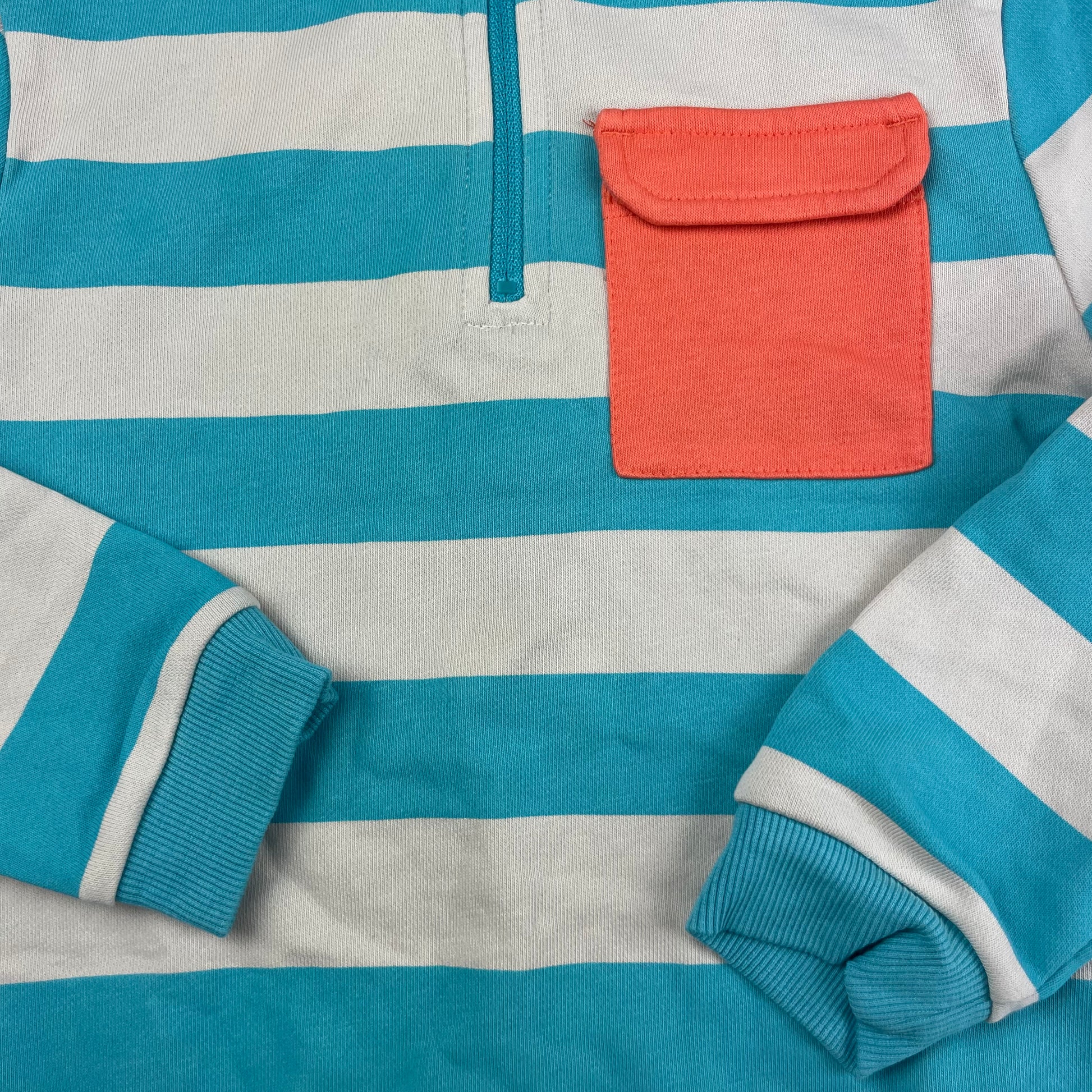 Blau-weißer Sweatshirt mit orangefarbener Brusttasche, gestreift – detail