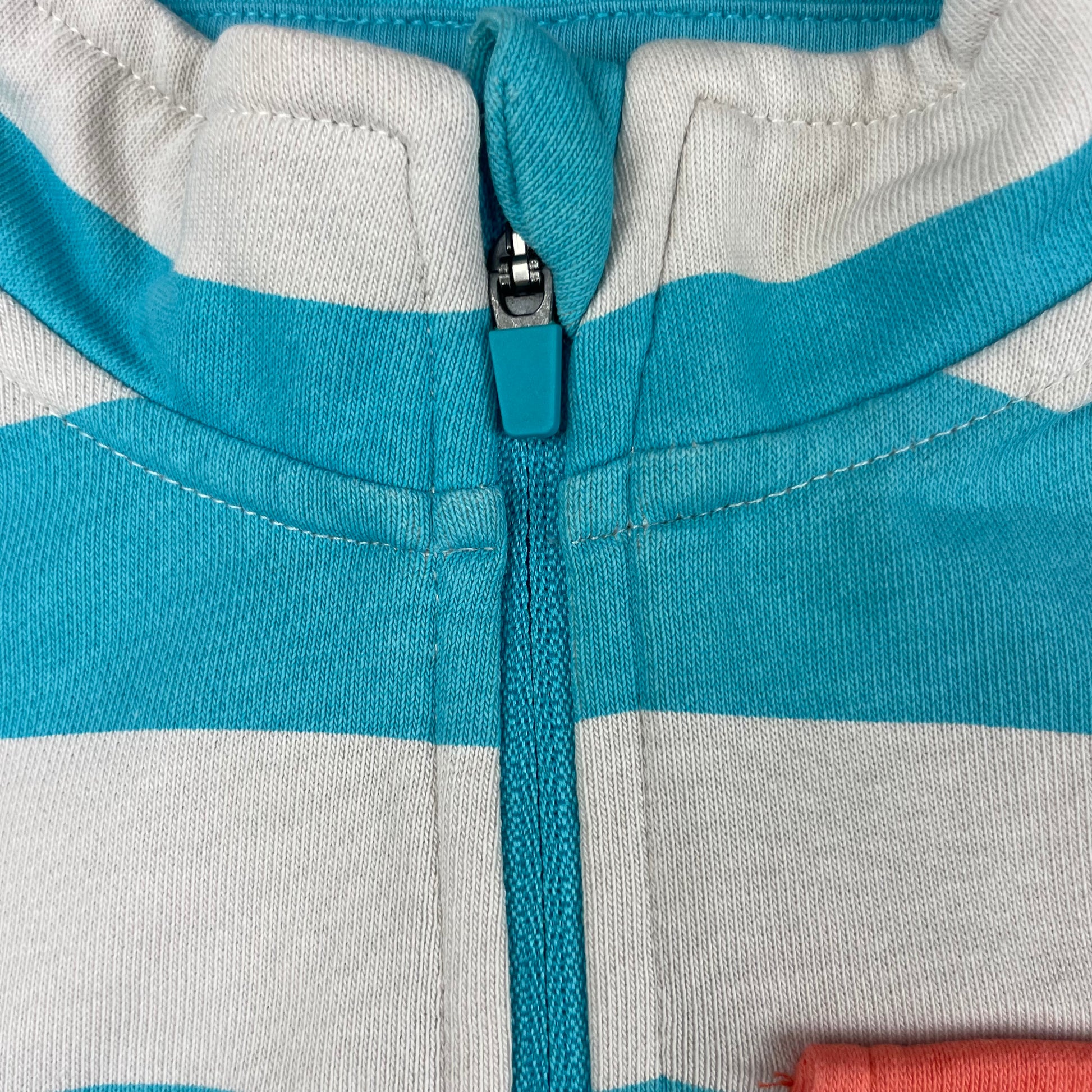 Blau-weißer Sweatshirt mit orangefarbener Brusttasche, gestreift – zip