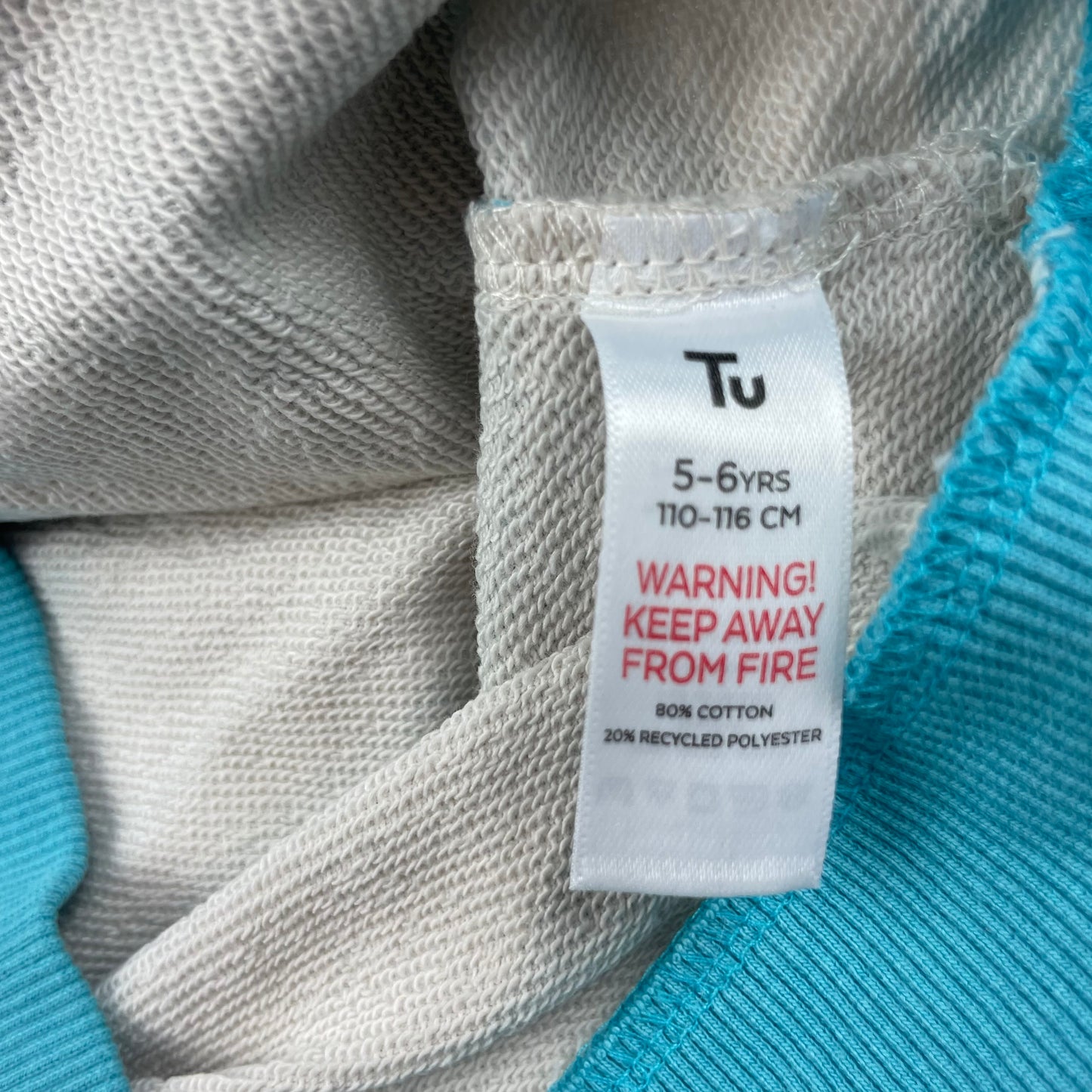 Blau-weißer Sweatshirt mit orangefarbener Brusttasche, gestreift – label