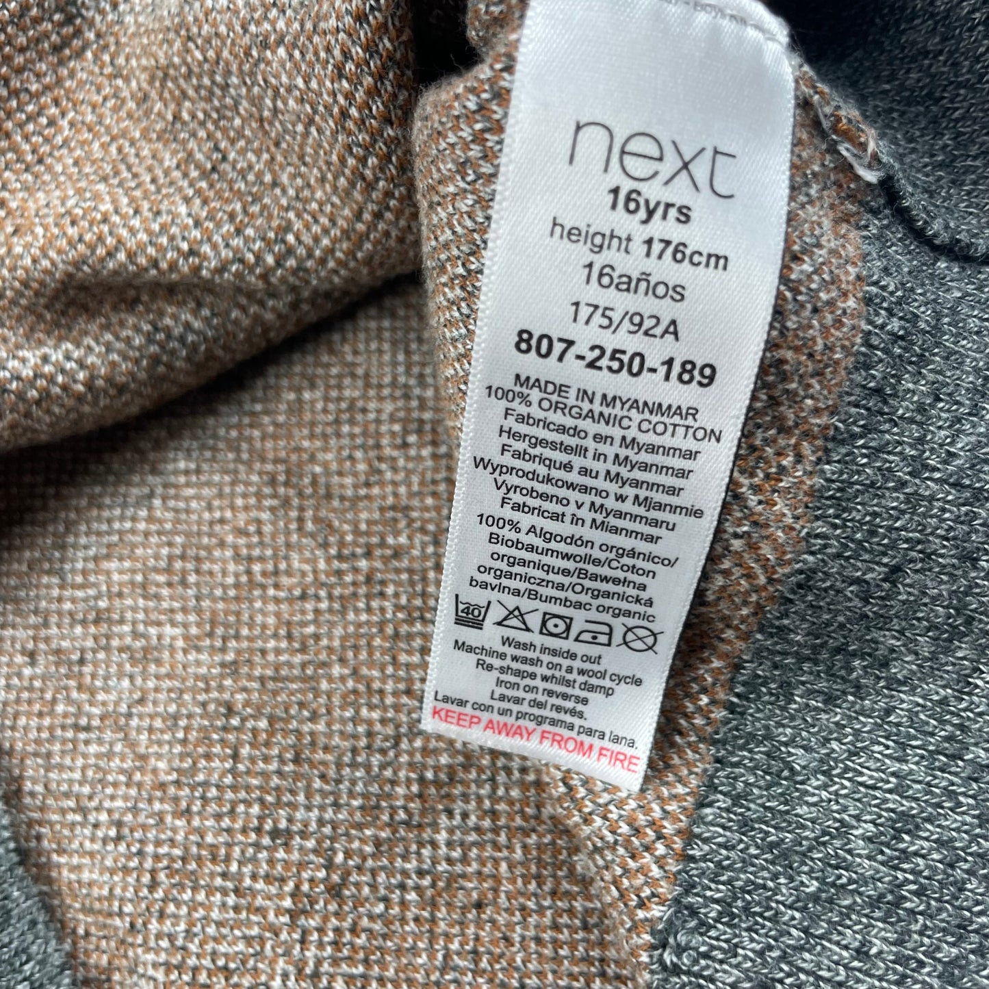 Grauer karierter Pullover aus Bio-Baumwolle für Jungen – label