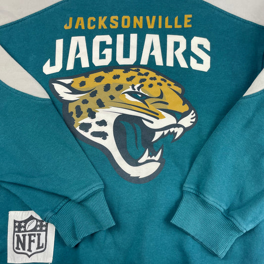 Grünes NFL Sweatshirt mit "Jacksonville Jaguars"-Logo und abgesetzten hellen Ärmeln. – detail