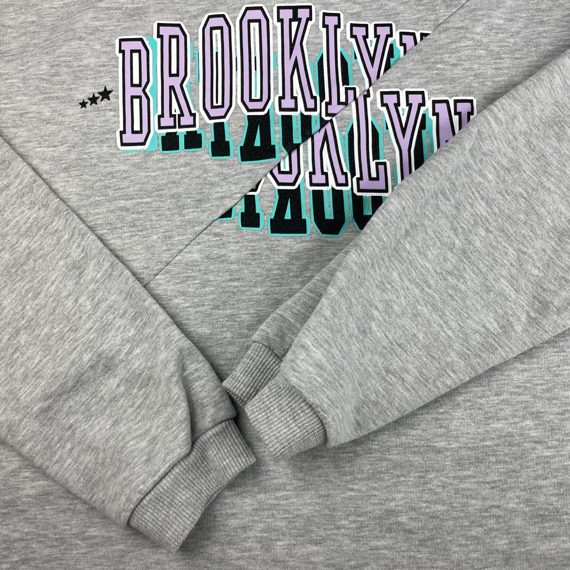 Graues Sweatshirt mit Brooklyn-Print, Größe 12-13 Jahre (152-158 cm), von George – fabric