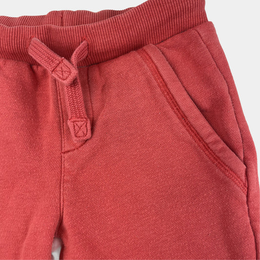 Rote Baumwoll-Jogginghose mit elastischem Bund und Seitentaschen. – detail