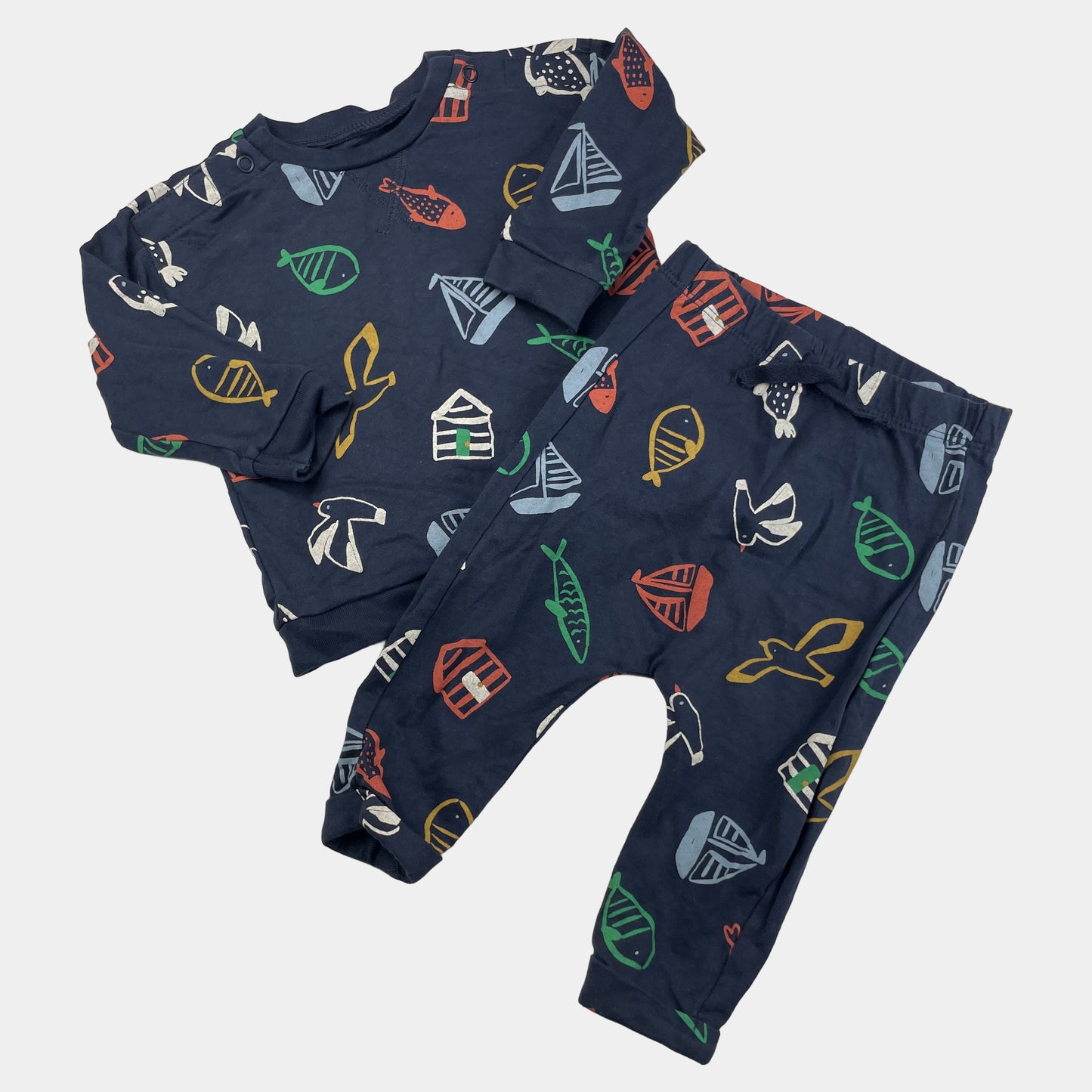 Blaues Babyset mit maritimem Muster von Tu – flatlay