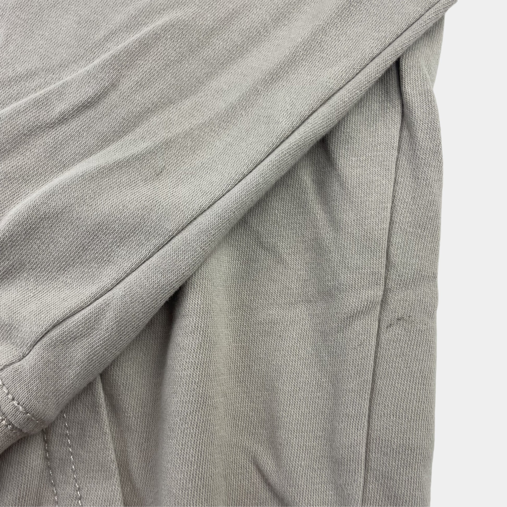 Grauer Hoodie mit Kapuze und Aufdruck von H&M in Größe 152. – detail