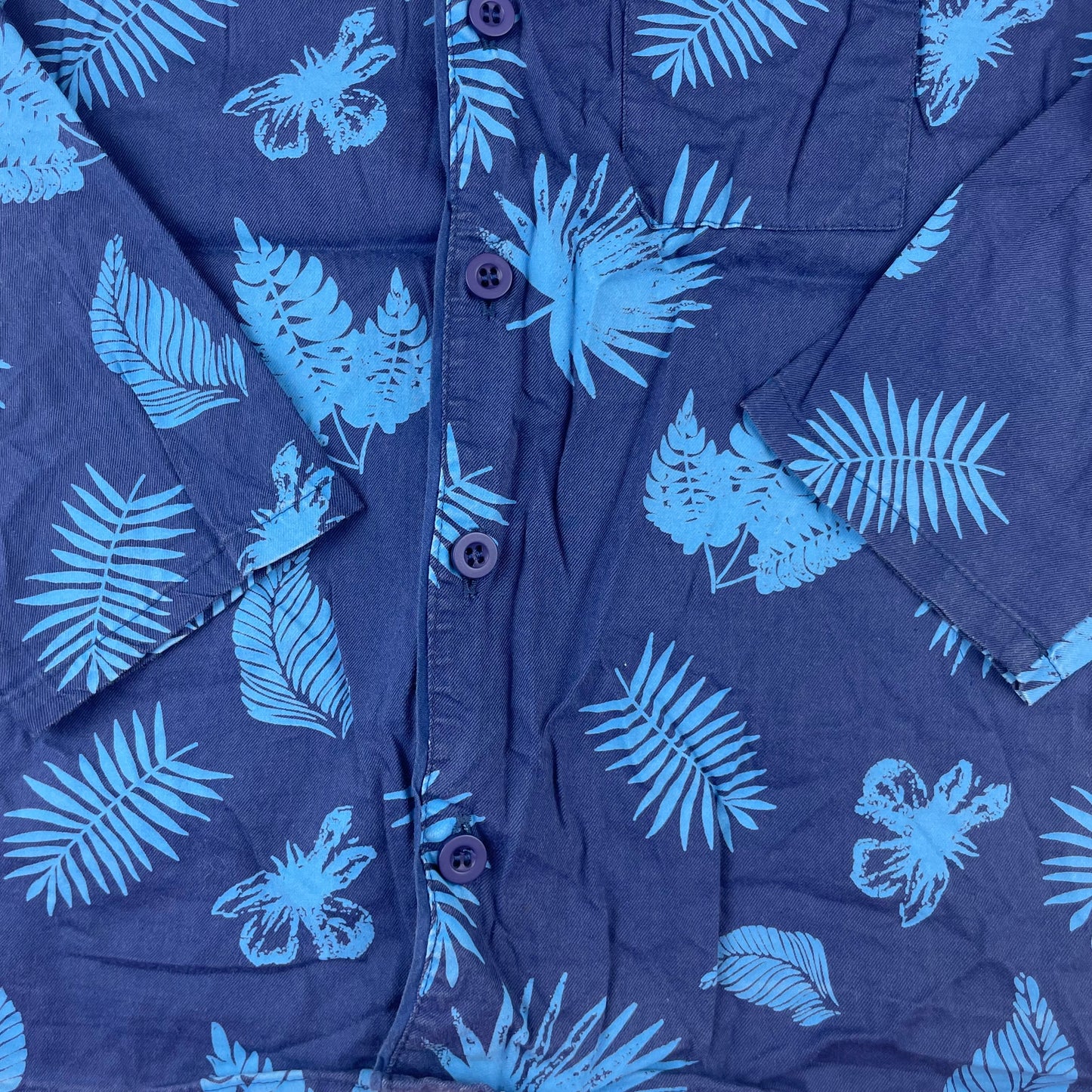Blaues Hemd mit Blattmuster und Brusttasche – detail