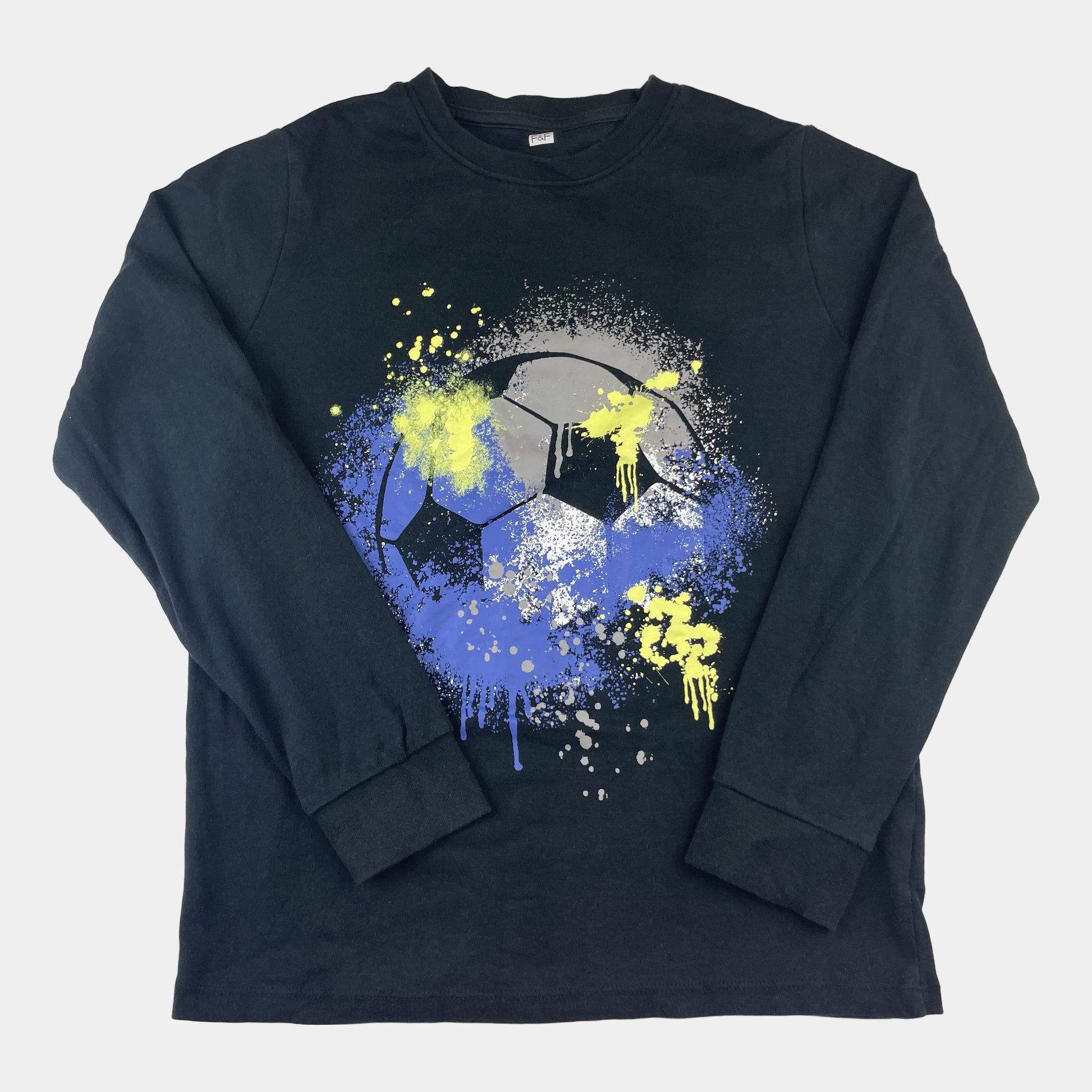 Schwarzes Langarmshirt mit blau-gelbem Fußballmotiv für Kinder. – front