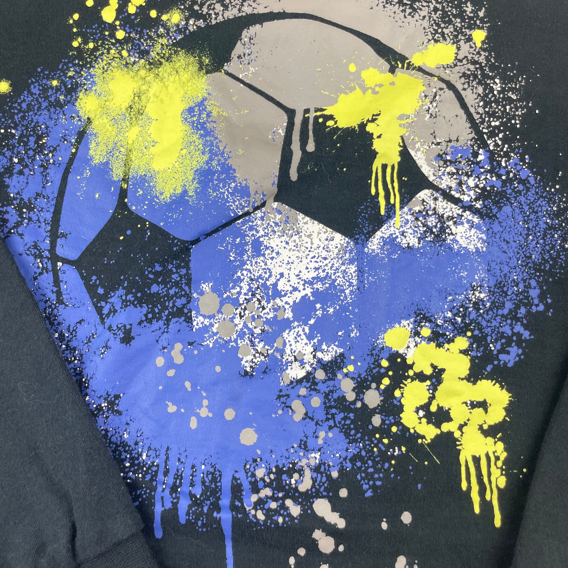 Schwarzes Langarmshirt mit blau-gelbem Fußballmotiv für Kinder. – detail
