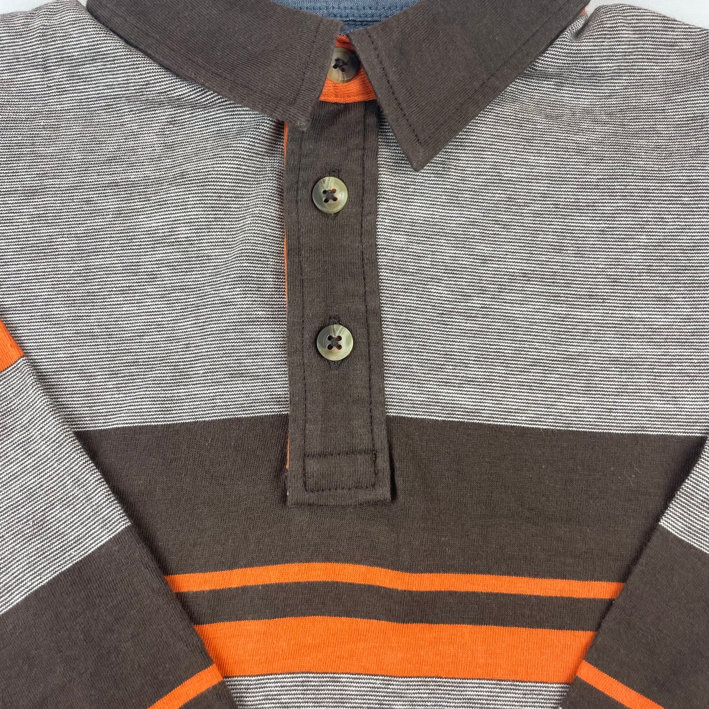 Grau-braunes Langarm-Shirt mit orangefarbenen Streifen. – collar