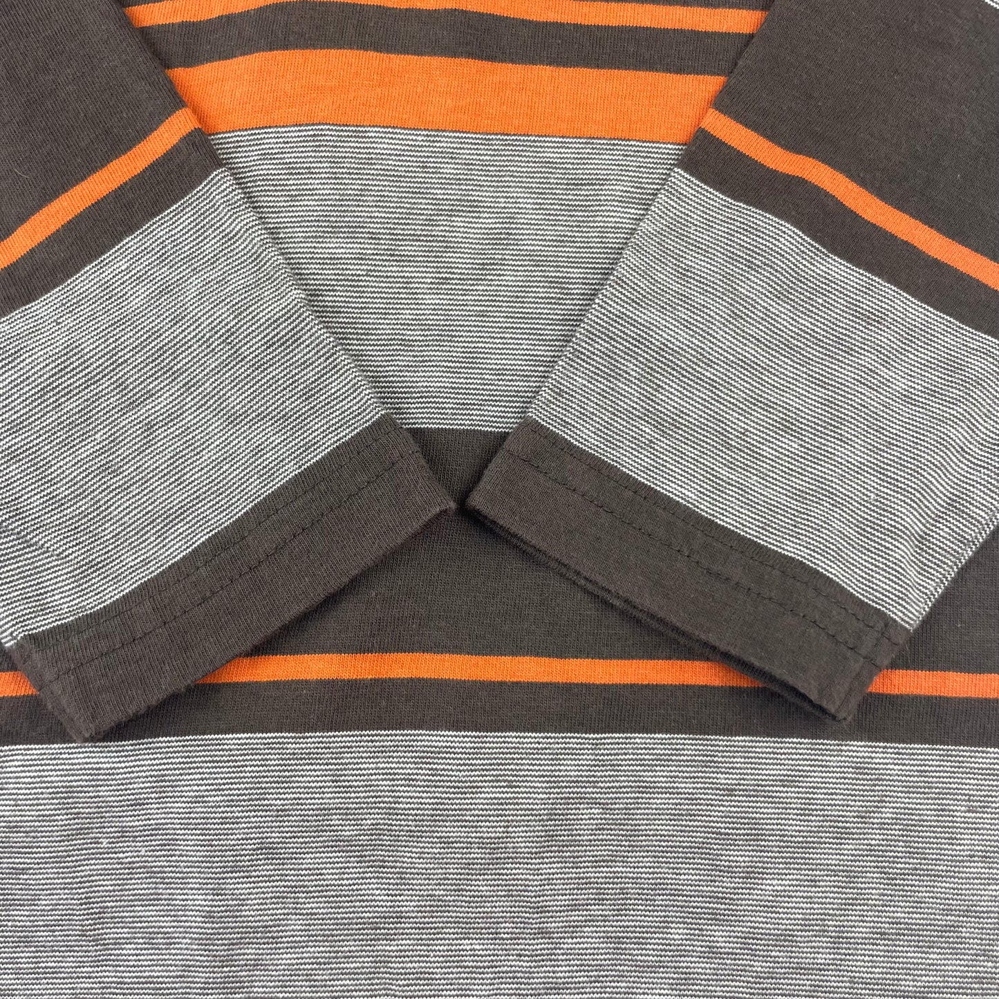 Grau-braunes Langarm-Shirt mit orangefarbenen Streifen. – sleeve